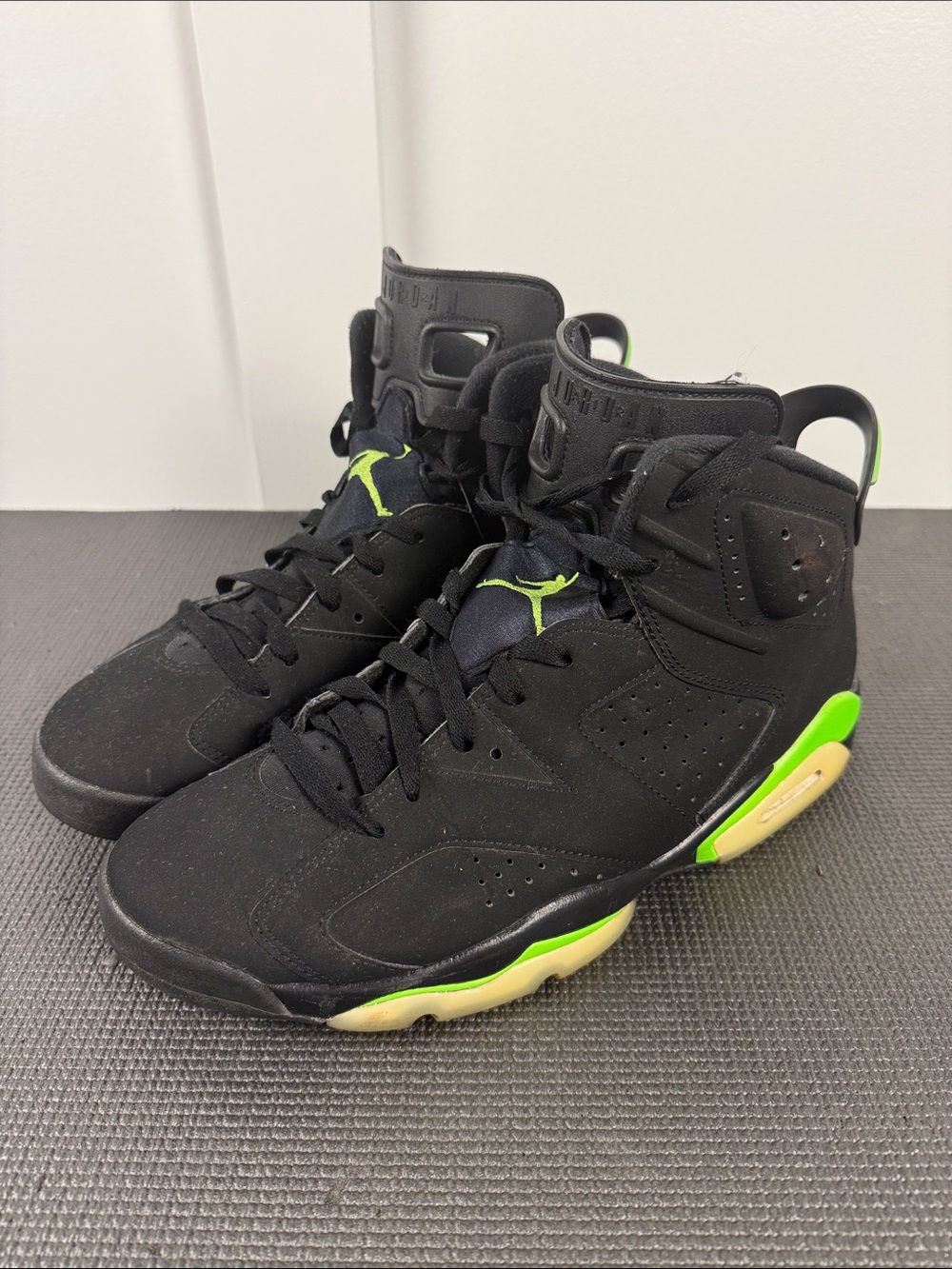 Jordan 6 retro GS Men's Black and Neon Green Athletic Shoes 10.5